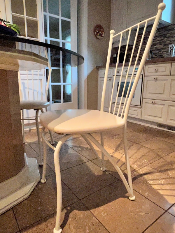 Mobilier salle à manger / cuisine (table ronde en verret chaise) Dining Tables & Sets