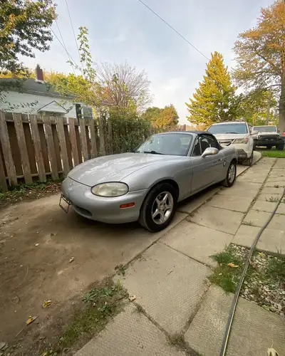 1999 Mazda Miata with 260,000km. Some minor issues with the car that come with its age and mileage....