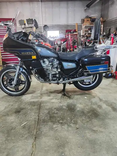 1982 Honda CX 500 .motorcycle. 33461 km.. new air filter, oil change. Very good shape for the year....