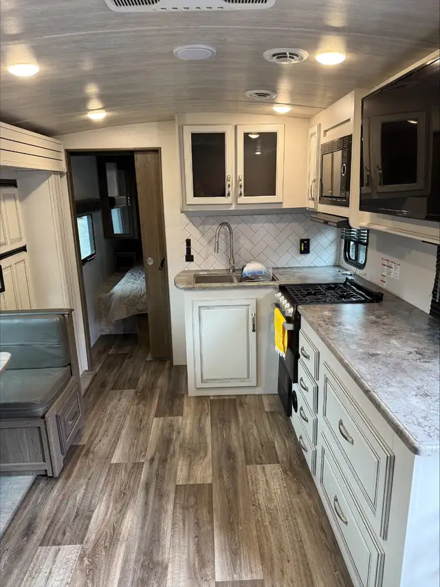 2022 Keystone Cougar Trailer in Travel Trailers & Campers in 100 Mile House - Image 4