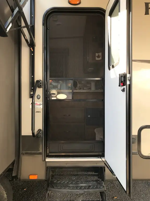 2017 REZERVE CROSSROADS …..NEW PRICE $ 26000 in Travel Trailers & Campers in Barrie - Image 5