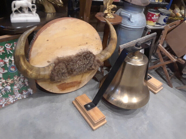 Roue en fer antique , cloche, téléphone antique, baril, hache dans Art et objets de collection  à Shawinigan