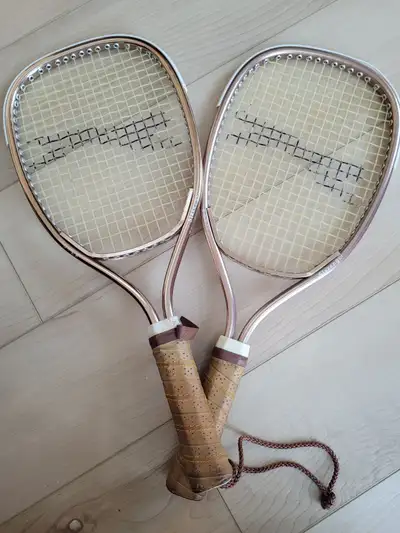 Paire de raquettes Slazenger avec étui en cuir. En excellente condition. Pair of vintage Slazenger r...
