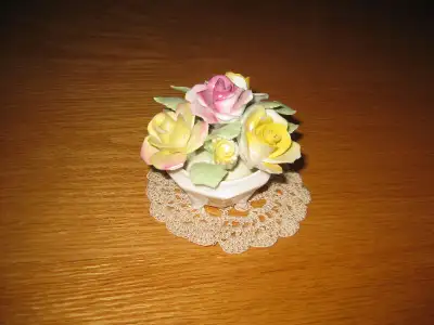 E&R FINE BONE CHINA (ENGLAND) HAND PAINTED POT À FLEURS, View more