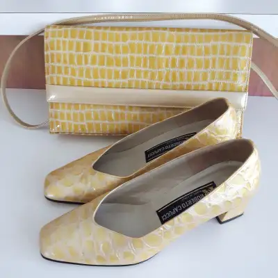 SOULIERS CUIR GOLD ROBERTO CAPUCI GR6.5"FEM 6"x12"$30.00 LE TOUT, View more