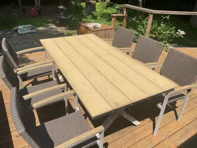Impeccable Table de 36 par 71 pouces et 6 chaises jamais utilisées avec coussins. Dessus de table en...