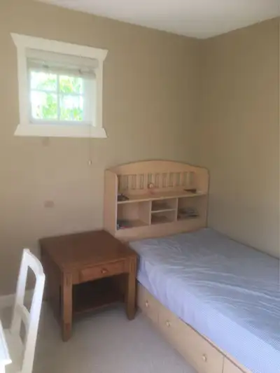 Surrey Fleetwood townhouse South facing room for rent