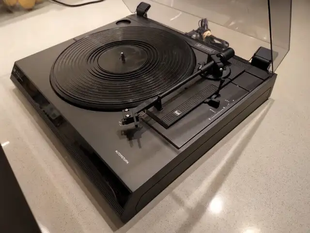 Turntable - Dual CS2110, Belt Drive, 1987, Autoreturn, Plastic in Other in Markham / York Region - Image 2