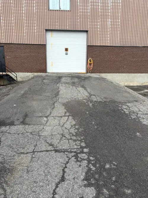 Local situé à Longueui 3000 pi/ca Porte de garage niveau du sol Accès porte privé Disponible rapidem...