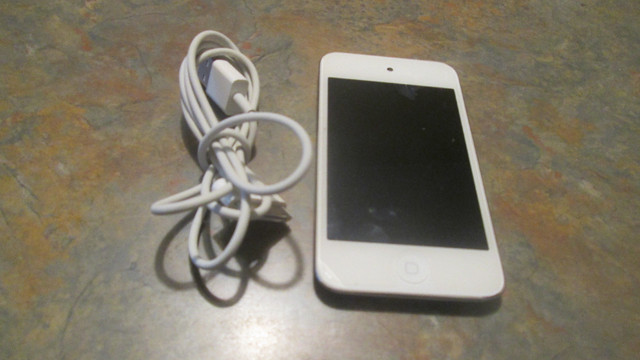 Apple iPod touch 4th Generation 16 GB Model: A1367 (White) in iPods & MP3s in St. Catharines