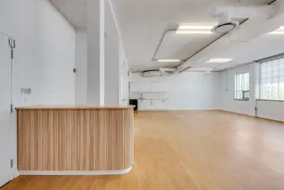 Conveniently located just off Highway 417, steps from Gladstone Avenue, and minutes from downtown Ot...