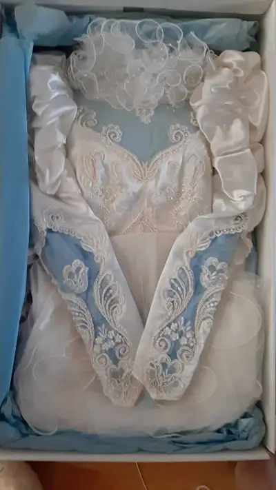 Vintage Wedding Gown. Pristine condition. Professionally cleaned and stored in keepsake box. Include...
