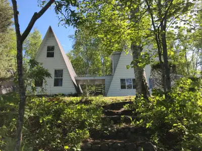 CHALET A LOUER DANS LES LAURENTIDES DIRECTEMENT AU BORD DU GRAND LAC NOMININGUE DANS LES LAURENTIDES...