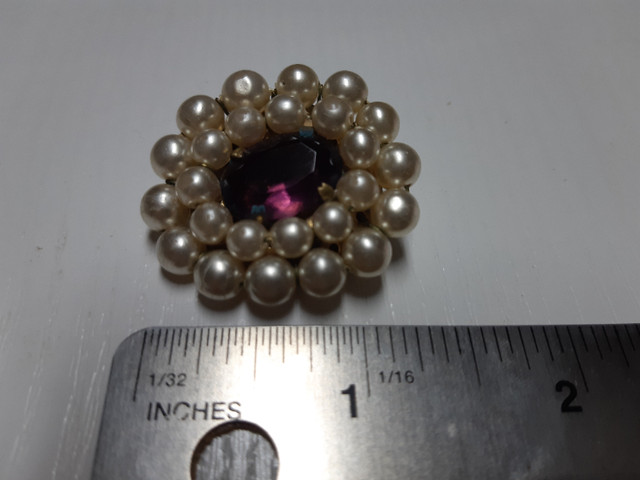 Antique costume jewelry brooche in Jewellery & Watches in Kamloops