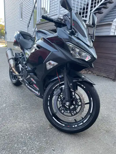 Kawasaki ninja 400 2018 25 000km 2e propriétaire je l’ai acheté elle avait seulement 400 km. Changem...