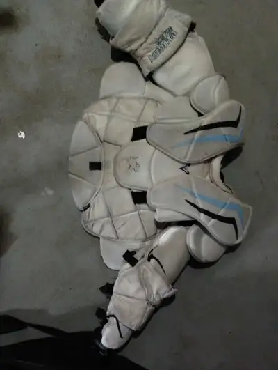 Vaughn V6 XL chest protector, View more