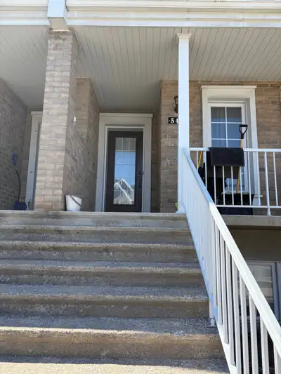 Beau 41/2 sur 2etages propre et bien entretenu dans un triplex à Mascouche. Stationnement 2 voitures...
