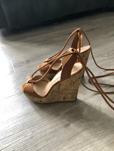 Colour: Tan Brand: Spring Can tie up to the knee Size 6
