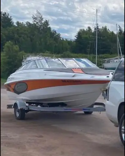 2003 champions chase allante 5 L Volvo Penta Engine with SX drive 20 Feet long 7 passenger bow rider...