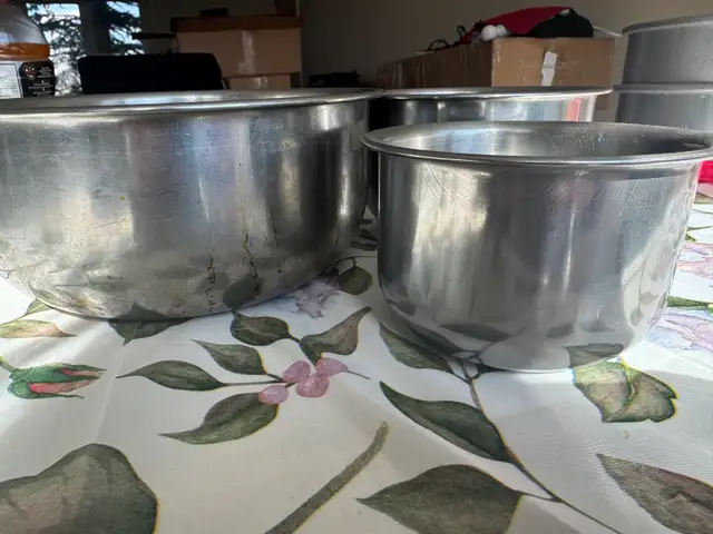 Set of 5 Aluminum Mixing Bowls and 2 Cake Pans in Kitchen & Dining Wares in Calgary - Image 8