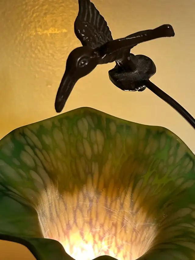 Tiffany Style Tulip Glass Lamp Shade With Humming Bird in Indoor Lighting & Fans in Oshawa / Durham Region - Image 9
