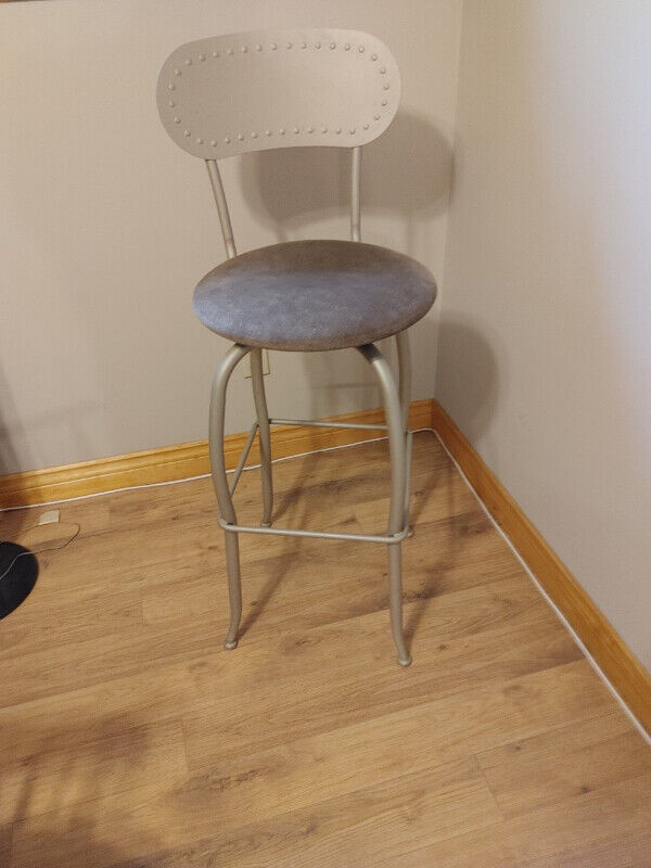 Barstool that swivels in Chairs & Recliners in Bedford