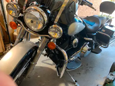 2006 Road King Harley Davidson, originally from the US $9,000 certified OBO with 20,000 km ,many new...