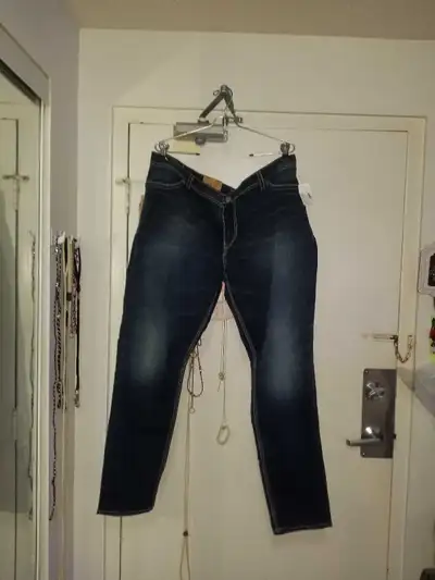 PLUS SIZE SILVER JEANS Available Brand New Pair Of Silver Denim Jeans. $110.00 CASH ONLY P/u Kitchen...