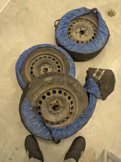 J'ai 3 Jantes ( RIM ) a donner il sont installer sur mes vieux pneu d'hiver qui peuvent être utilise...