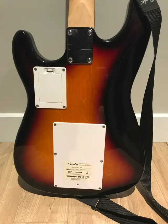 MadCatz Rockband 2 Xbox 360 Wireless Fender Stratocaster Wooden in XBOX 360 in Longueuil / South Shore - Image 6