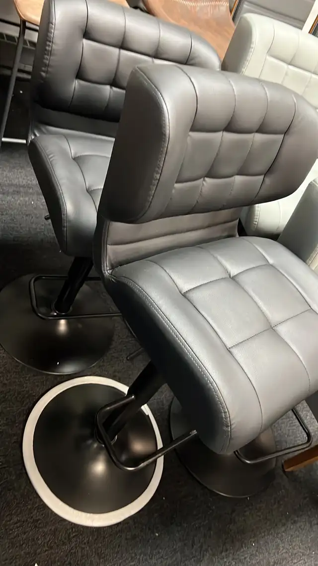 lots of bar stools in Chairs & Recliners in Markham / York Region - Image 3