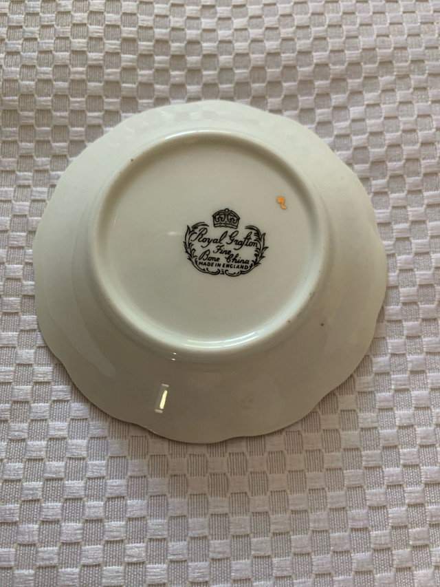Vintage Collector small cabinet plate - 4” dia. - $15.00 in Arts & Collectibles in Oshawa / Durham Region - Image 2