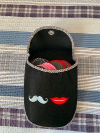 NEW - 6 PAIRS NON-SLIP SLIPPERS WITH HOLDER