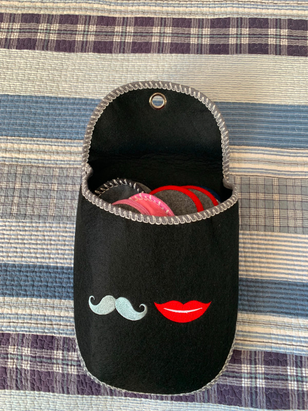 NEW - 6 PAIRS NON-SLIP SLIPPERS WITH HOLDER in Other in Gatineau