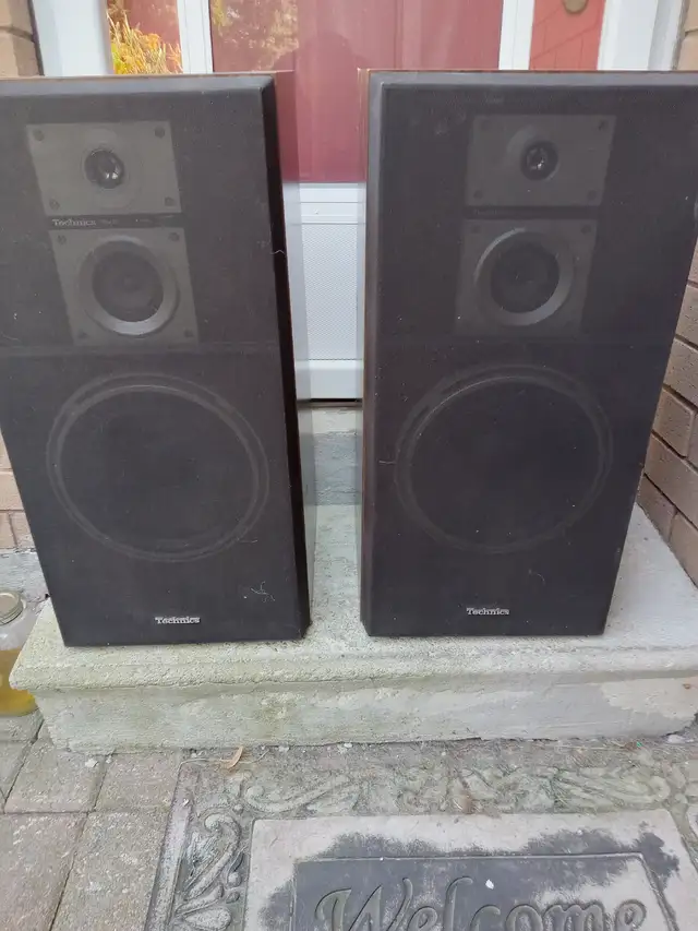 VINTAGE TECHNICS 3-WAY STEREO SPEAKERS in Speakers in Oshawa / Durham Region - Image 2