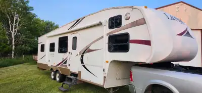 2007 Keystone Laredo 5th Wheel Camper. 32RS model with front quad bunks mid kitchen and living room...
