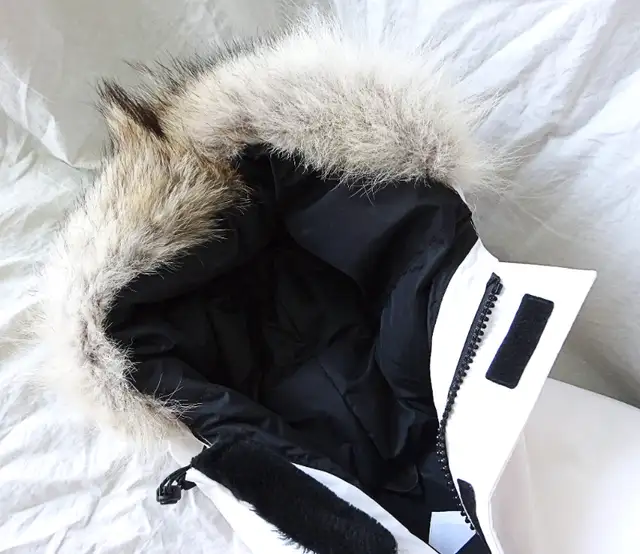 Ladies XXS CANADA GOOSE Expedition white parka. in Women's - Tops & Outerwear in Markham / York Region - Image 9