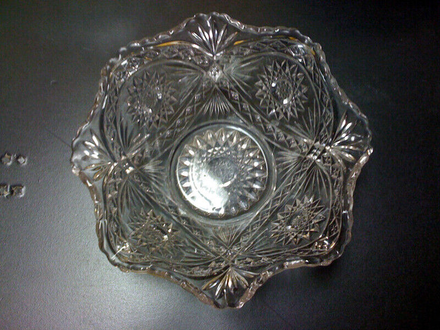 Lot de 8 morceaux de vaisselle de cristal/verre taillé antique dans Art et objets de collection  à Thetford Mines - Image 3