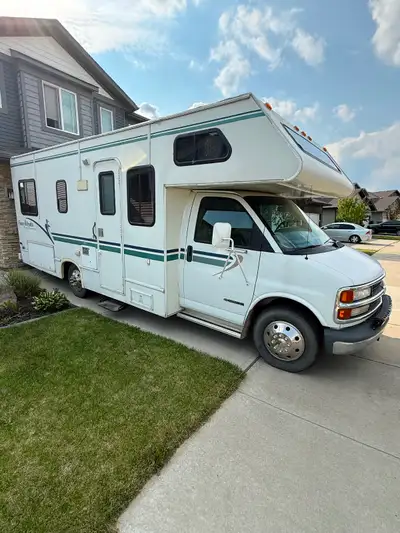 Class C motorhome 24ft 2000 Chevy four Winds 5000 Currently in winter storage Good starter motorhome...