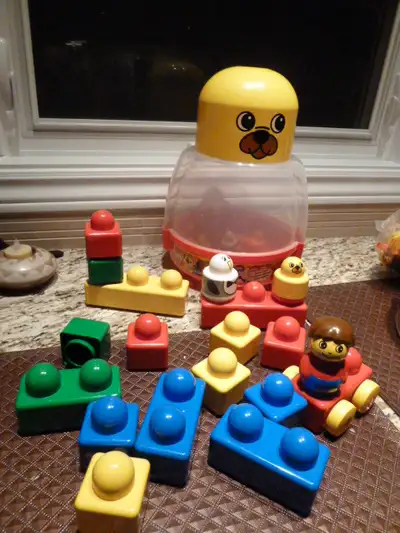 Lego Duplo complete set Vintage 1990 Includes 19 pieces 2 figures, car, etc. The set is complete and...