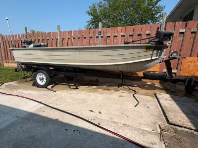 14ft StarCraft aluminum boat Totally redone. Needs paint. 2 new swivel seats 25hp 2 stroke mercury N...