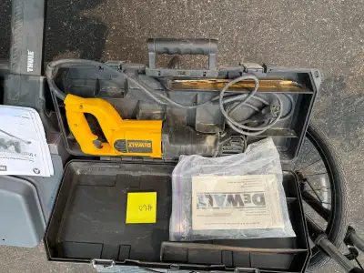 This reliable DEWALT reciprocating saw is perfect for your demolition and construction needs, comple...