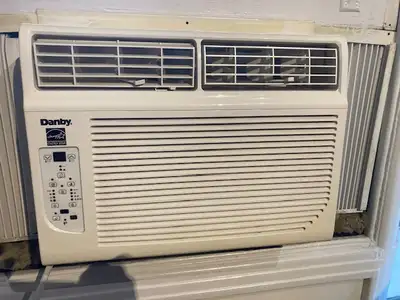 Very Clean, Non Smoking household, working well powerful window unit. Used for a 5 ½ apt. Now instal...