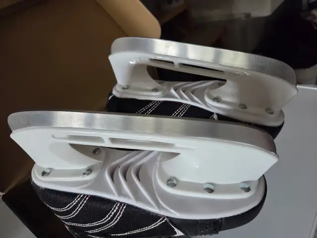 Hockey skates Youth size 13 in Skates & Blades in Markham / York Region - Image 3