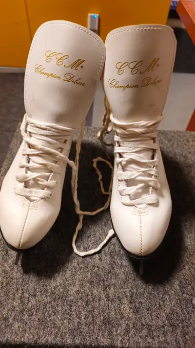 Patin pour dame marque CCM grandeur 8 porté seulement une fois comme neuf