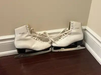 Women figure skates – Size 5, View more