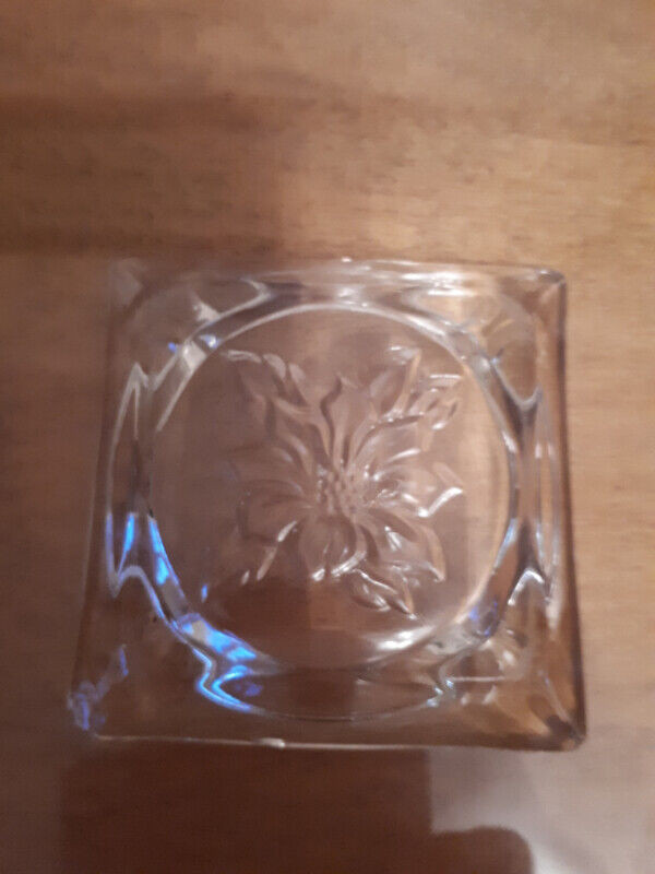 Vintage Clear Glass Ashtray in Arts & Collectibles in Ottawa - Image 2