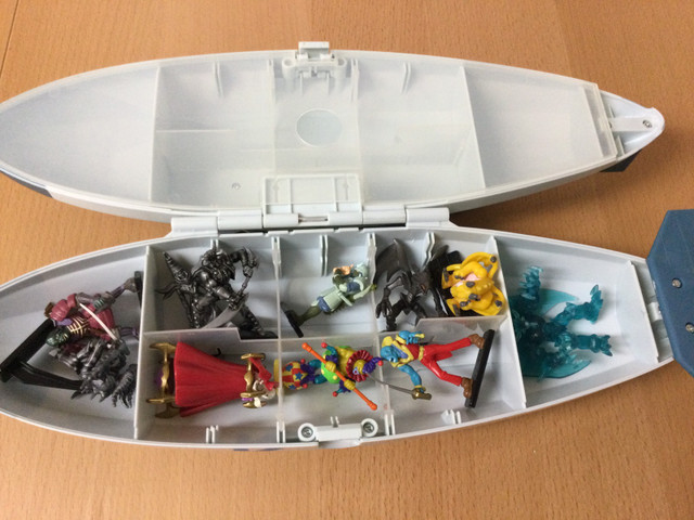 YUGIOH Duel Disk Blimp 15" Storage Case with 11 figures in Toys & Games in City of Toronto - Image 3