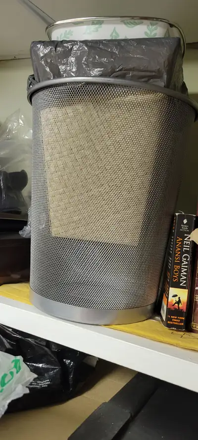 MULTIPLE GARBAGE CANS FROM 11.5 INCHES TO 26 INCHES AROUND 6 AVAILABLE.-NEW AND HARDLY USED-FROM $3-...