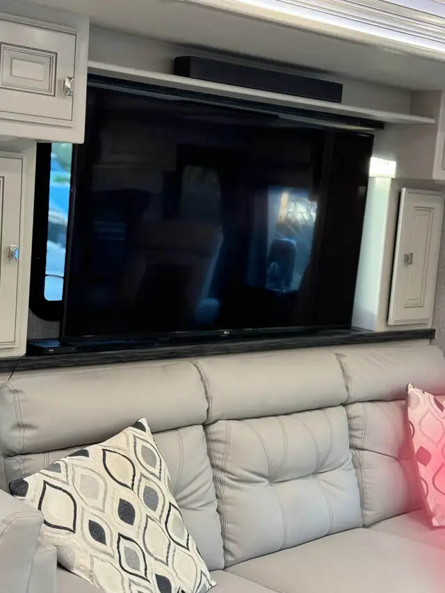 FLEETWOOD DISCOVERY LXE 44S in RVs & Motorhomes in City of Montréal - Image 7